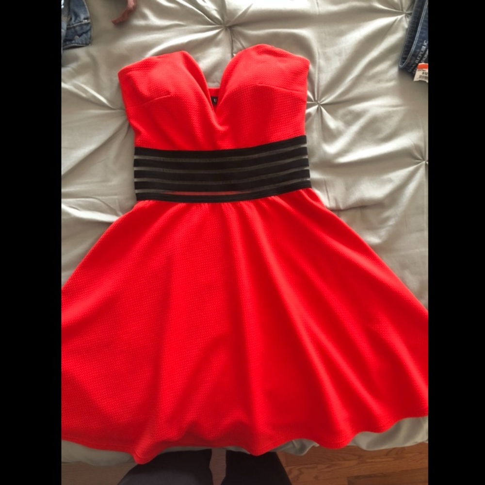 🚨SOLD🚨Red Strapless Cocktail Dress💃🏻